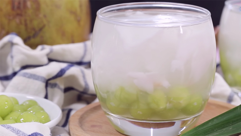 How to make pandan pearl coconut water at home is extremely refreshing
