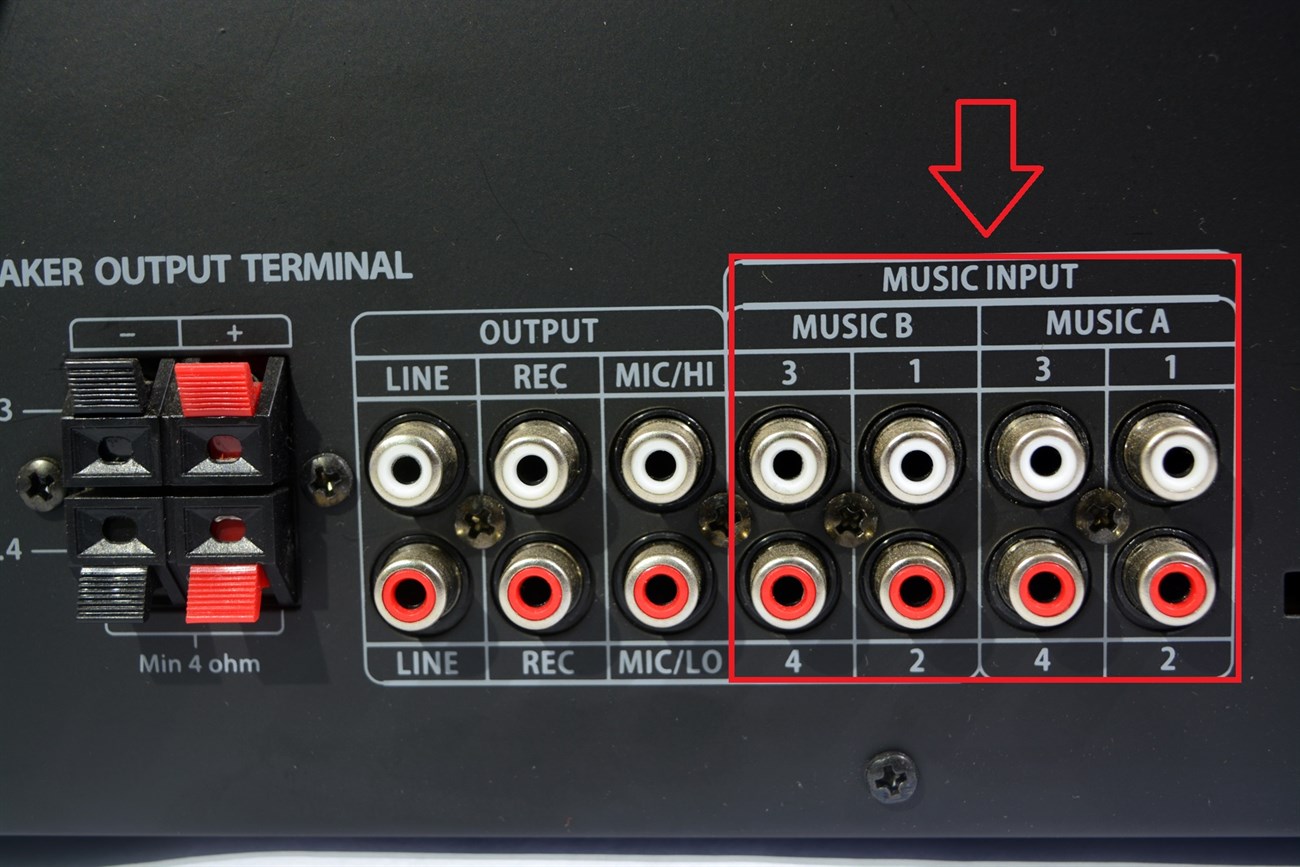 Cắm phần OUTPUT của Equalizer xuống với phần INPUT của Amply.