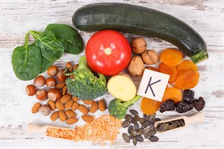 Có những sản phẩm nào chứa vitamin K12 có sẵn trực tuyến? 
