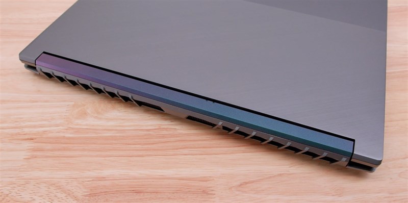 Phần bản lề của Acer Predator Triton 500 SE. Nguồn: Laptop Mag. Phần bản lề của Acer Predator Triton 500 SE. Nguồn: Laptop Mag.