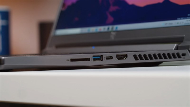 Cạnh phải của Acer Predator Triton 500 SE. Nguồn: Digital Trends.