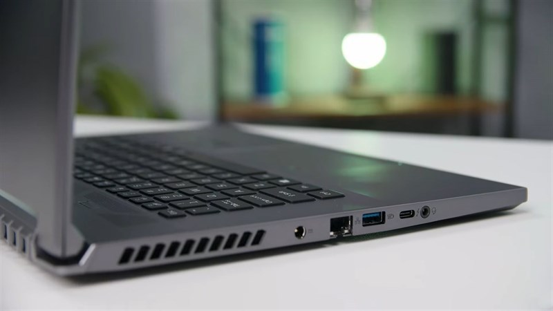 Cạnh trái của Acer Predator Triton 500 SE. Nguồn: Digital Trends.