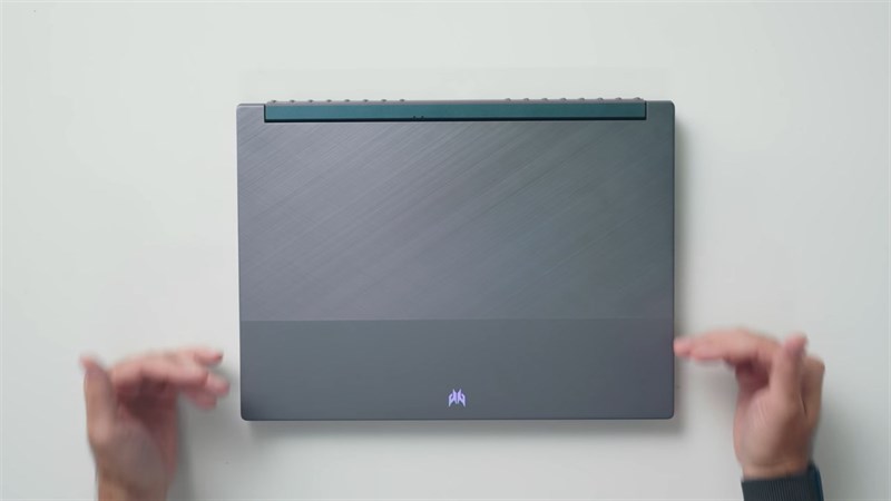 Nắp lưng với họa tiết độc đáo của Acer Predator Triton 500 SE. Nguồn: Matthew Moniz. Nắp lưng với họa tiết độc đáo của Acer Predator Triton 500 SE. Nguồn: Matthew Moniz.