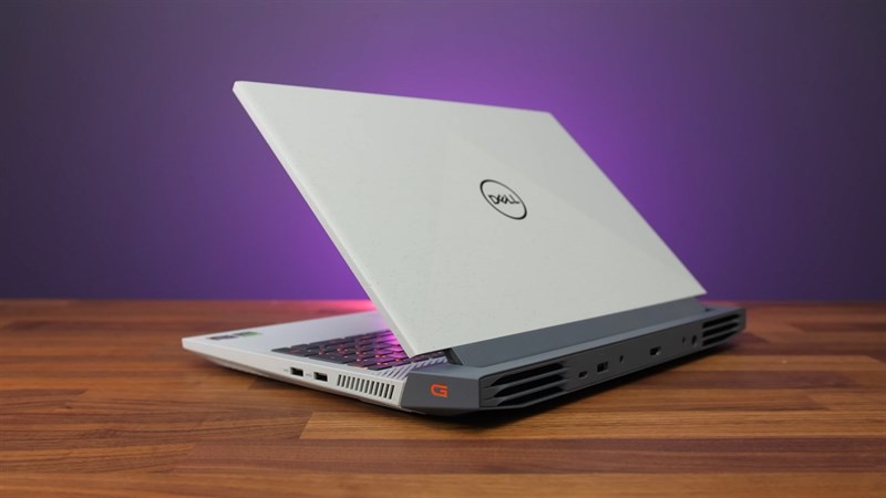 Phong cách thiết kế của Dell Gaming G15 có nhiều nét tương đồng với dòng Dell Alienware cao cấp. Nguồn: Jarrod'sTech.