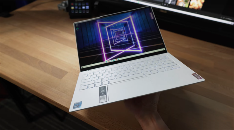 Lenovo YOGA Slim 7 Carbon một chiếc laptop Ultrabook mỏng nhẹ, tinh tế nhưng không kém phần mạnh mẽ. Nguồn: PCMag. Lenovo YOGA Slim 7 Carbon một chiếc laptop Ultrabook mỏng nhẹ, tinh tế nhưng không kém phần mạnh mẽ. Nguồn: PCMag.