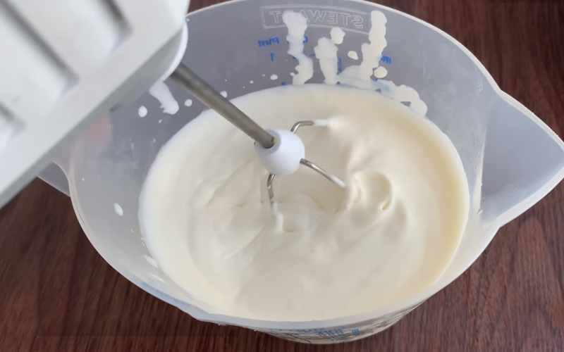Đánh tan hỗn hợp kem tươi và sữa