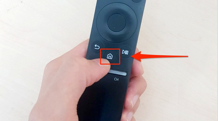 Cách kiểm tra tivi Samsung có hỗ trợ Bluetooth không và cách bật Bluetooth kết nối trên tivi Samsung > Ấn phím biểu tượng ngôi nhà (Home) trên điều khiển tivi.