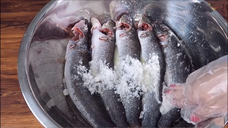 Cách nấu bánh canh cá lóc huế  - bước sơ chế