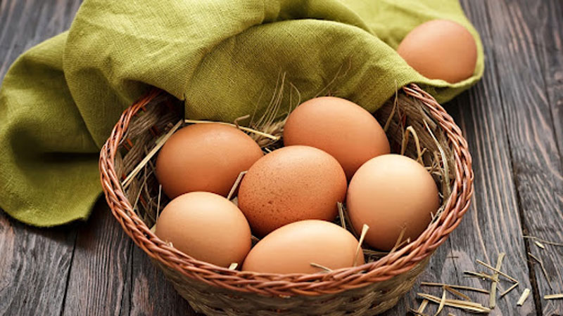 Trong một quả trứng lớn chứa 22 mcg folate, hoặc khoảng 6% DV