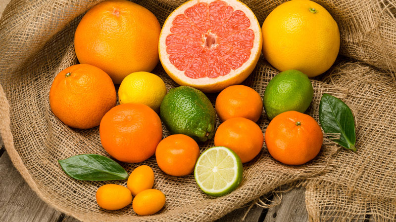 Các loại trái cây họ cam quýt như cam, bưởi, chanh và chanh rất giàu acid folic