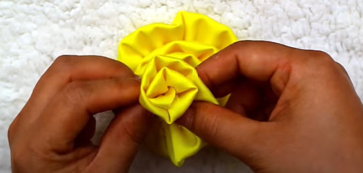Cách làm hoa hồng bằng vải voan và vải lụa đơn giản làm quà tặng 20/10 > Cuộn tròn phần vải còn thừa (Nguồn: Youtube Bất Động Sản 79)