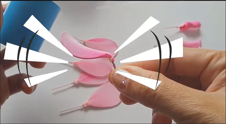 Bạn dùng khuôn 4 cm để uốn cong cánh hoa và bẻ phần kẽm dư vuông góc với cánh hoa (Nguồn ảnh: Youtube HANDMADE TV)