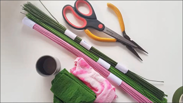 Cách làm hoa hồng bằng vải voan và vải lụa đơn giản làm quà tặng 20/10 > Chuẩn bị nguyên liệu (Nguồn ảnh: Youtube HANDMADE TV)