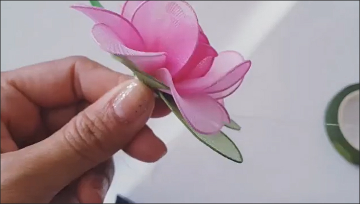 Cách làm hoa hồng bằng vải voan và vải lụa đơn giản làm quà tặng 20/10 > Bạn ráp đài hoa chồng lên lớp hoa thứ 3 và dùng chỉ quấn lại cho chắc chắn. (Nguồn ảnh: Youtube HANDMADE TV)