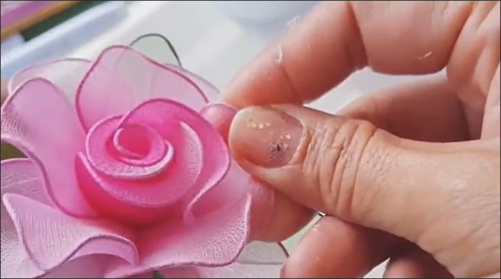 Cách làm hoa hồng bằng vải voan và vải lụa đơn giản làm quà tặng 20/10 > Bạn dùng tay để tạo dợn sóng cho cánh hoa thêm chân thực. (Nguồn ảnh: Youtube HANDMADE TV)