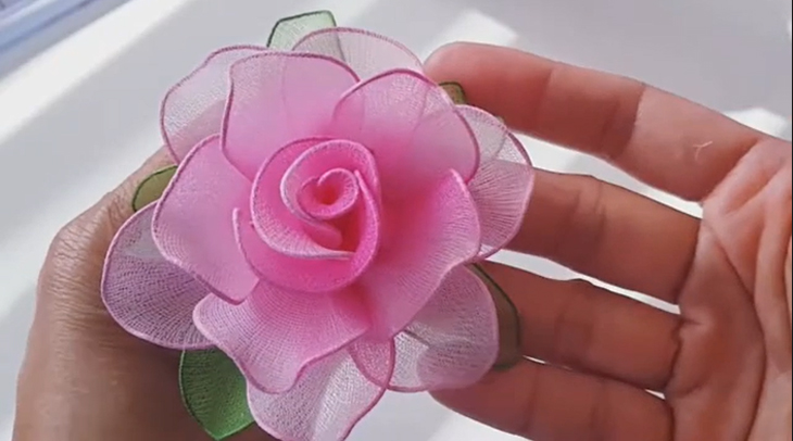Cách làm hoa hồng bằng vải voan và vải lụa đơn giản làm quà tặng 20/10 > Vậy là bạn đã hoàn thành làm một bông hoa bằng vải voan cực kỳ đơn giản rồi. (Nguồn ảnh: Youtube HANDMADE TV)