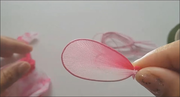 Cách làm hoa hồng bằng vải voan và vải lụa đơn giản làm quà tặng 20/10 > Bạn dùng chỉ quấn quanh khung kẽm để cố định miếng vải voan rồi cắt phần vải thừa đi (Nguồn ảnh: Youtube HANDMADE TV)