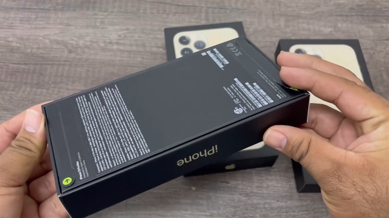 Mở hộp iPhone 13 Pro Max đầu tiên trên thế giới
