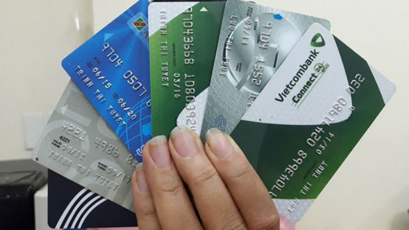 Thẻ ngân hàng được chia thành 2 loại dựa trên bản chất của thẻ