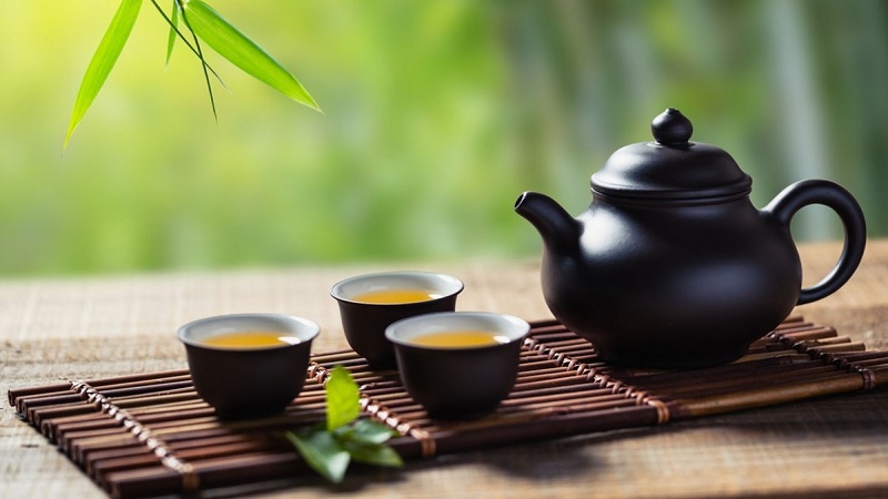 Uống trà xanh đàm đạo vừa giảm stress vừa giúp da đẹp hơn.