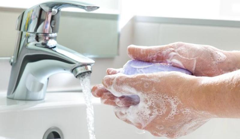 Người bệnh luôn rửa tay trước và sau khi chế biến thức ăn, khi ăn