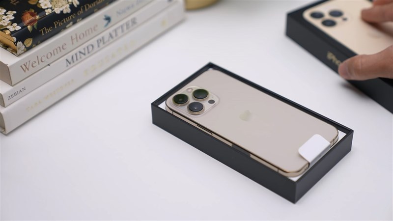 Mở ra bên trong hộp thì chúng ta sẽ thấy iPhone 13 Pro Gold tuyệt đẹp. Nguồn: Gadget Match.