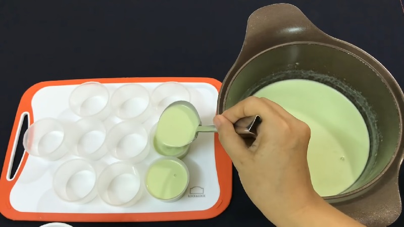 Đổ panna cotta matcha vào khuôn