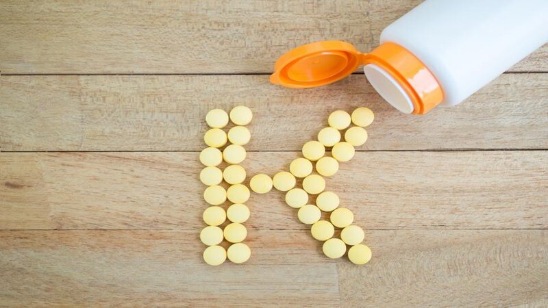 Vitamin K2 là gì? Tác dụng, cách dùng, tác dụng phụ, thực phẩm chứa vitamin K2