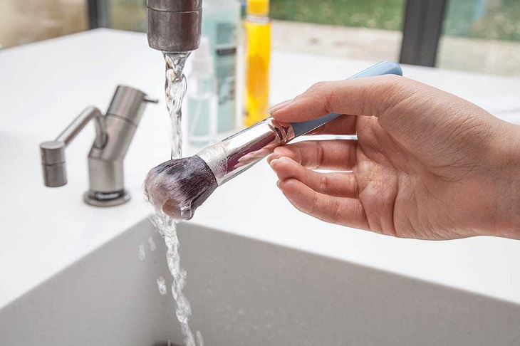 Step 3: Rinse the bristles with water