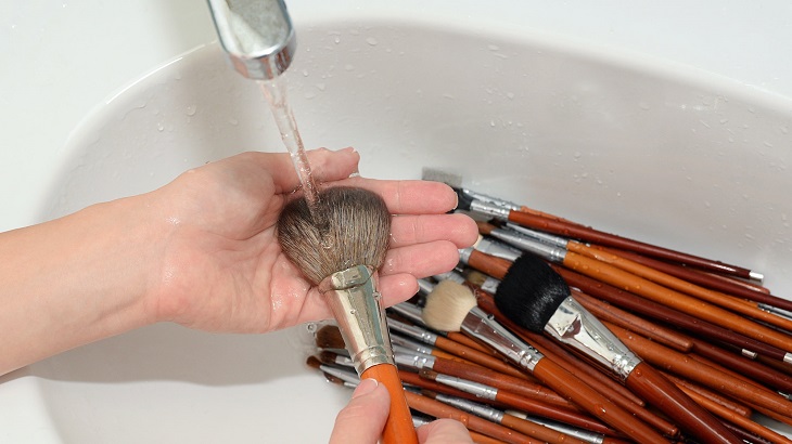 Step 1: Wet the makeup brush with water