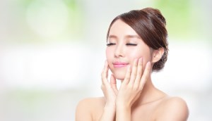 Duy trì những thói quen này trước khi ngủ giúp da tươi trẻ bất ngờ