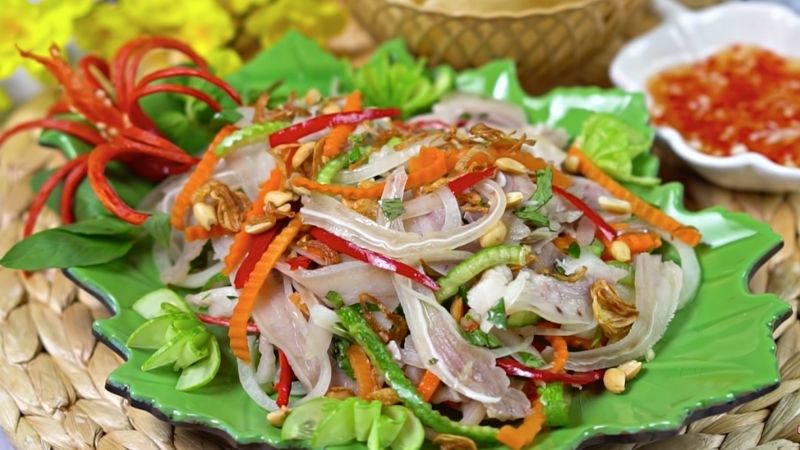How to make a delicious sweet and sour mixed pork ear salad