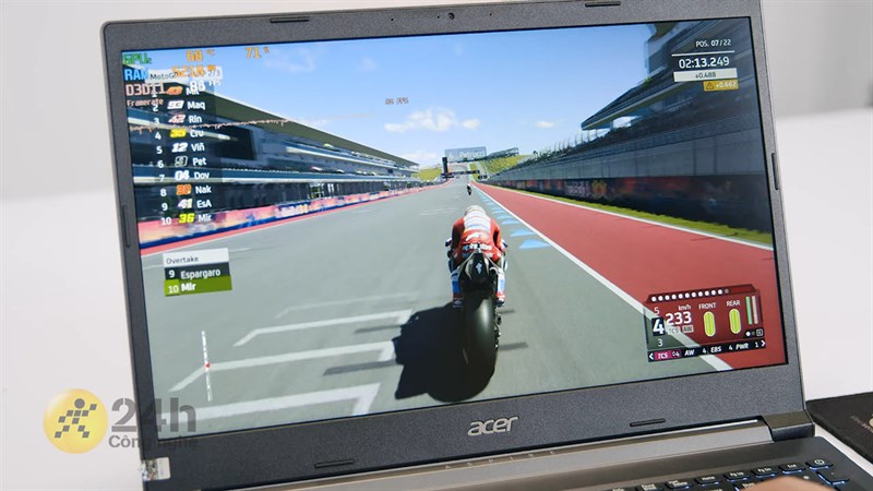 Với kích thước 15.6 inch cùng độ phân giải Full HD, người dùng có thể tha hồ giải trí trên màn hình của Acer Aspire 7.