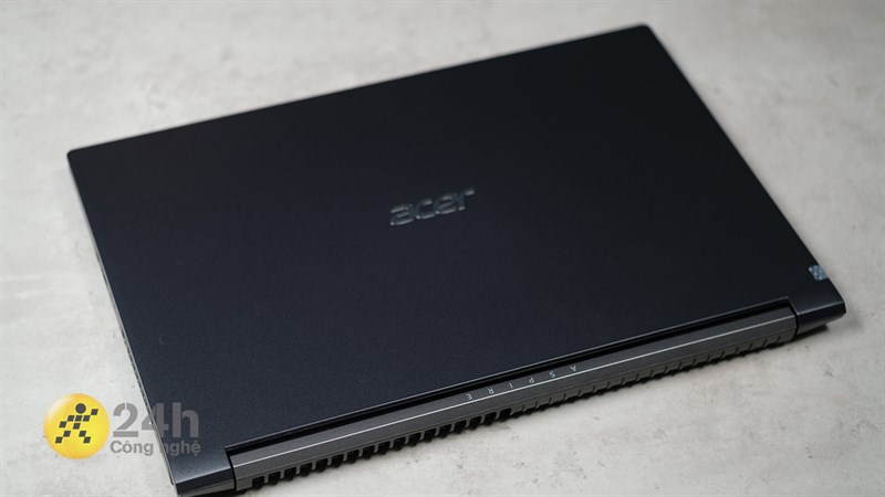 Acer Aspire 7 được gia công bằng chất liệu nhựa. Acer Aspire 7 được gia công bằng chất liệu nhựa.