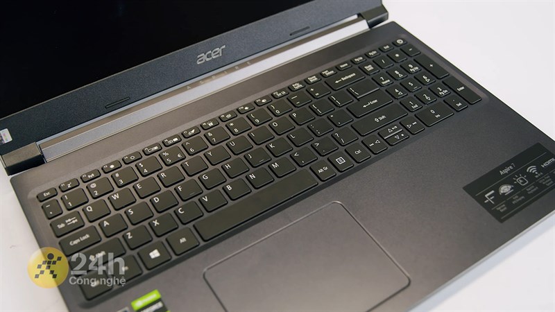 Bàn phím của Acer Aspire 7 cho trải nghiệm sử dụng tốt.