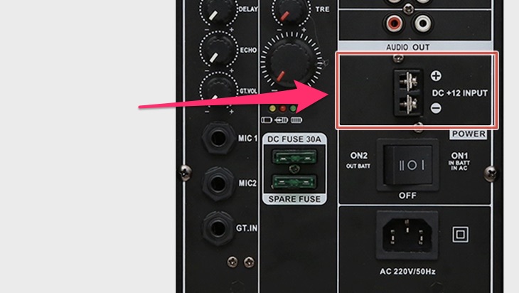 Hướng dẫn sạc pin loa kẹo kéo chuẩn nhất, giúp loa bền bỉ, tránh hư hỏng > Xác định cổng DC 12v trên loa kéo có tác dụng kết nối loa với bình ắc-quy rời thông qua cáp