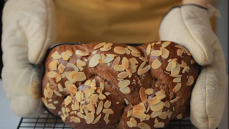 How to make delicious, chewy, and simple chocolate chrysanthemum bread