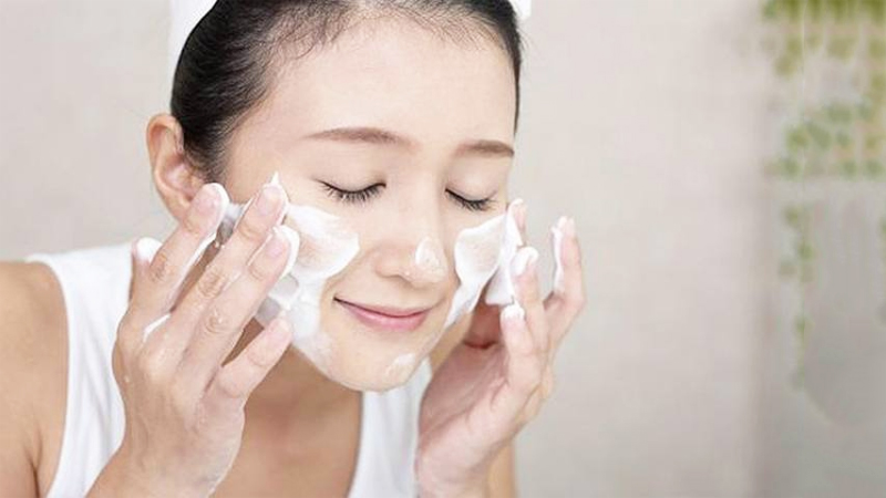 Người thuộc tuýp da nhạy cảm khi dùng sữa rửa mặt có độ pH quá cao sẽ dễ bị ngứa rát da.
