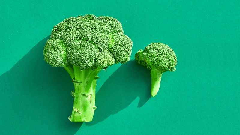 Trong 100 gram bông cải xanh nấu chín có chứa 141 mcg vitamin K.