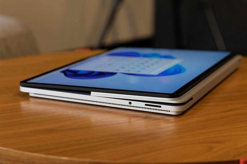 Trên tay Surface Laptop Studio: Thiết kế mới, trang bị cấu hình khủng