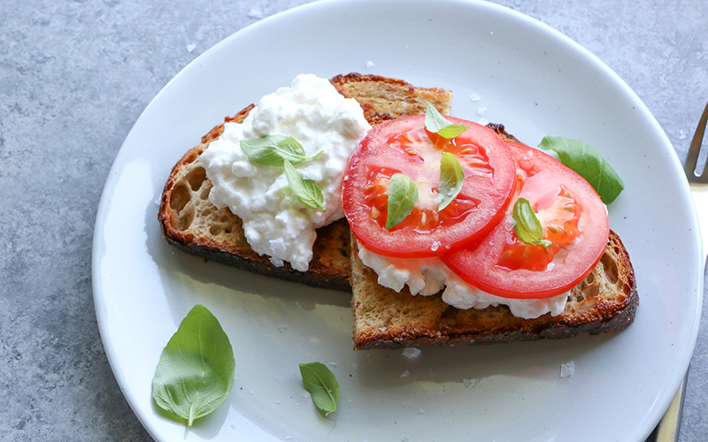 Bạn hãy dùng cottage cheese khi làm bánh mì nướng để tạo ra lớp phủ dạng kem