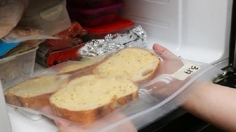 Đặt bánh mì sandwich trong ngăn đá tủ lạnh