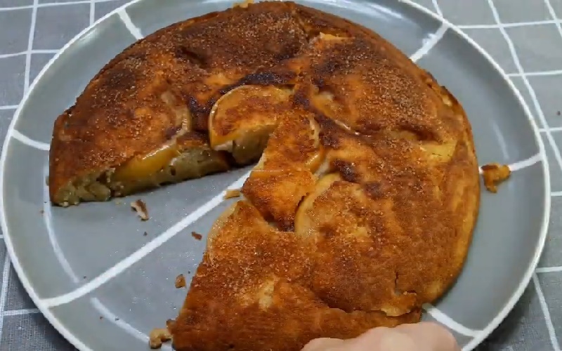 Thử làm bánh táo nướng chảo nổi tiếng trên Youtube chỉ với 1 quả trứng