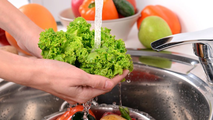 Washing vegetables and fruits with strong alkaline ion water helps remove harmful substances