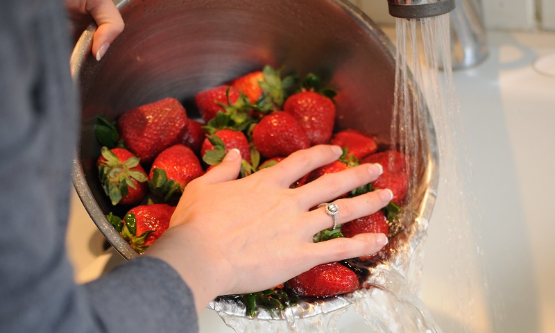 Soak the berries in strong alkaline ion water for 3 - 5 minutes and rinse them with water with a pH level of 9.5