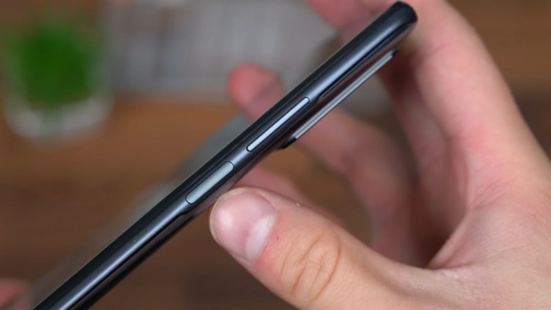 Cạnh phải của Xiaomi 11T Pro 5G. Cạnh phải của Xiaomi 11T Pro 5G.