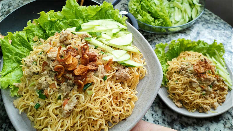 How to make delicious and quick fried pork noodles for breakfast