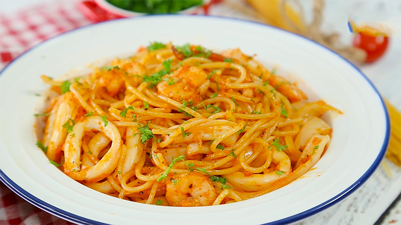 Instructions on how to make delicious hot and delicious spaghetti with shrimp and squid sauce