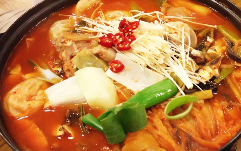How to make hot and spicy kimchi beef hot pot for rainy and windy days