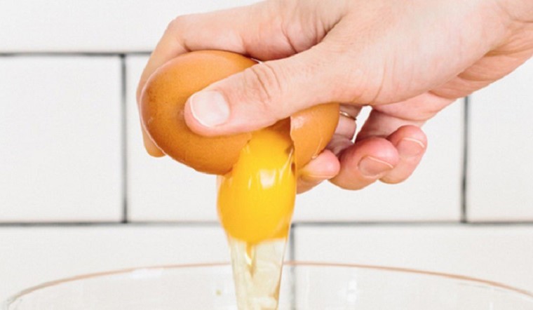 Học đầu bếp cách đập trứng bằng một tay cực điêu luyện